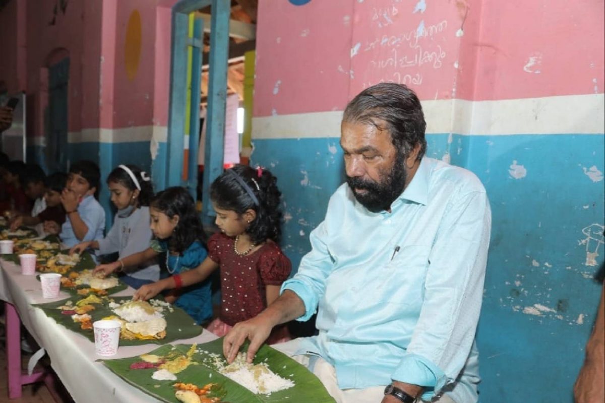 മന്ത്രി അപ്പൂപ്പന്‍ ക്ഷണം സ്വീകരിച്ചു; ഓണമുണ്ണാന്‍ സ്കൂളിലേക്ക് ക്ഷണിച്ച വിദ്യാര്‍ഥികള്‍ക്കൊപ്പം സദ്യയുണ്ട് മന്ത്രി
