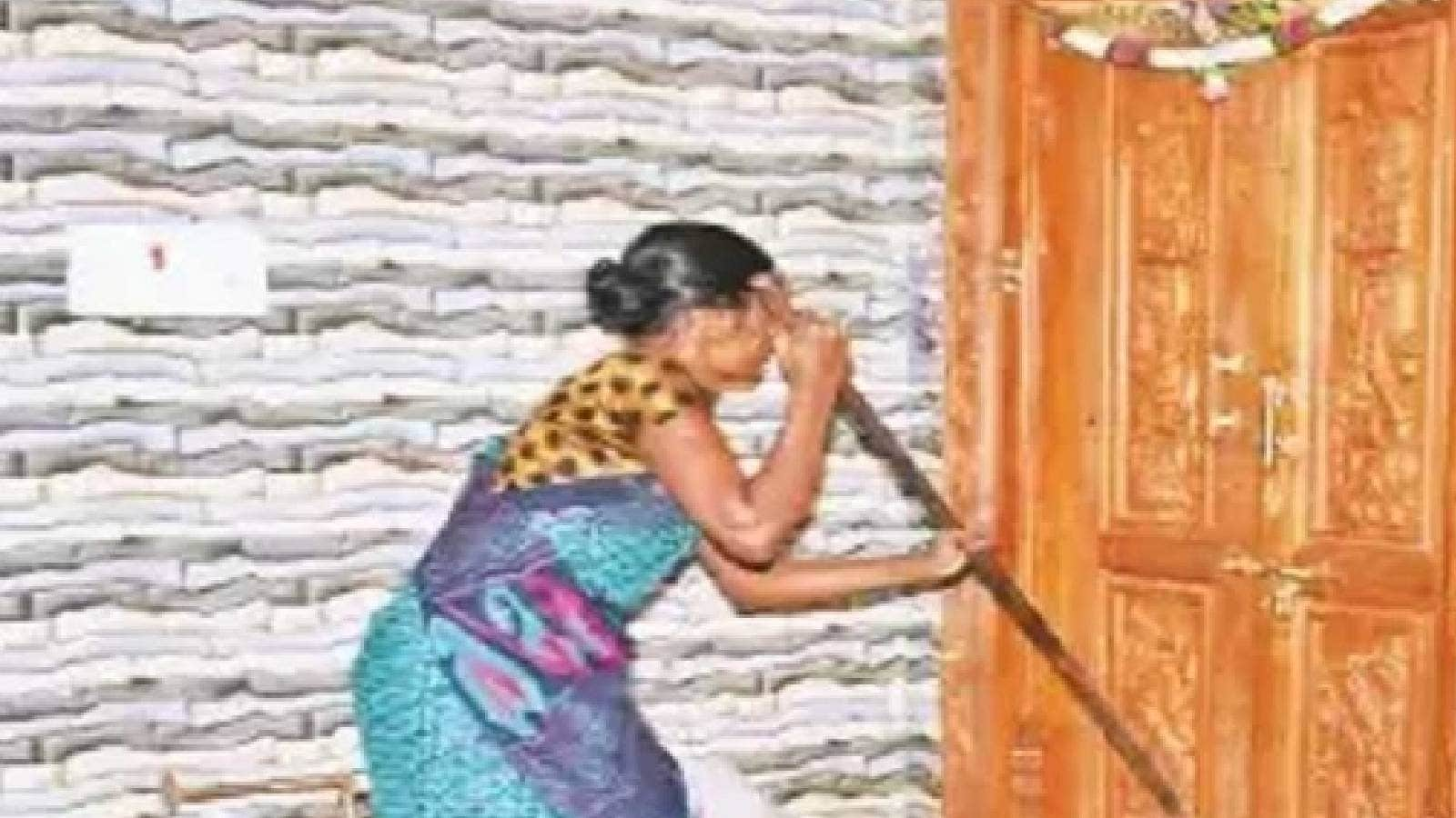 expelled-from-husband-s-house-for-dowry-the-woman-broke-down-the-door