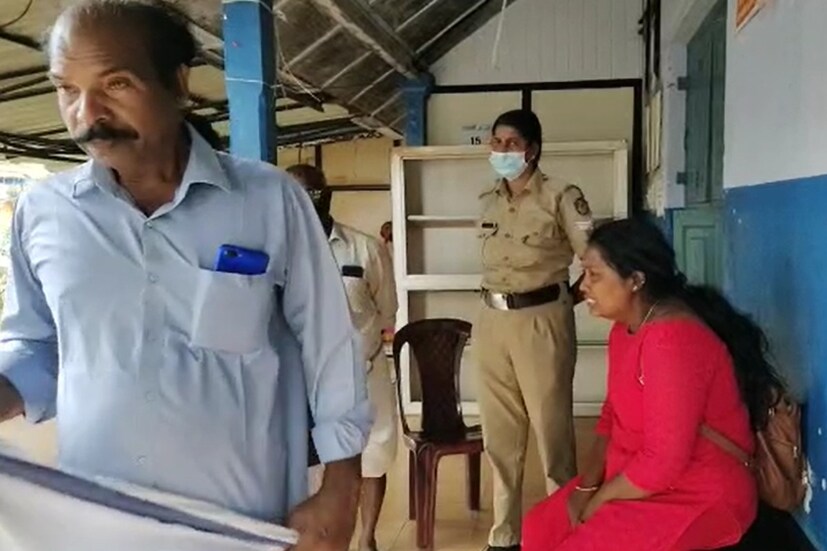  അനീഷിന്റെ കൈയിലും ദേഹത്തും രക്തം പുരണ്ടിരുന്നു. കൊലപ്പെടുത്തിയ ശേഷം അനീഷ് മുറിക്കുള്ളിൽ തന്നെ ഇരുന്നത് കൊണ്ടാണ് വാതിൽ പൊളിച്ചു വീട്ടുകാർക്ക് അകത്തു കടക്കേണ്ടി വന്നത്.