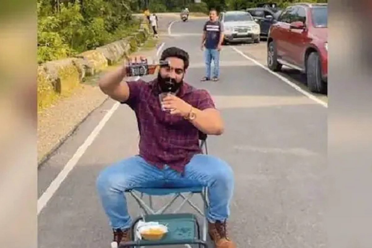 വിമാനത്തിനകത്ത് പുക വലിച്ച യൂട്യൂബർക്കെതിരെ ഡല്‍ഹി പോലീസിന്‍റെ ലുക് ഔട്ട് സർക്കുലർ |