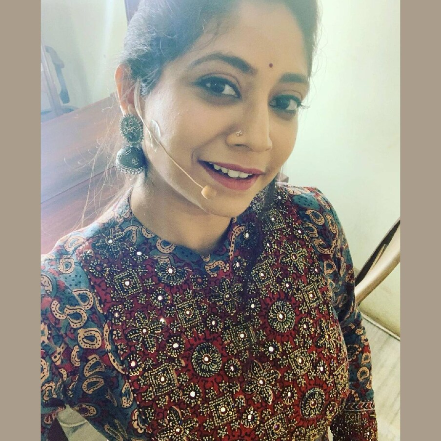  സിനിമയിലെ പിന്നണി ഗായിക എന്നതിലുപരി, അഭിനയത്തിലും അഭയ ഒന്ന് കൈവച്ചിരുന്നു. മഞ്ജു വാര്യർ, ബിജു മേനോൻ എന്നിവർ അഭിനയിച്ച 'ലളിതം സുന്ദരം' സിനിമയിൽ റിയാലിറ്റി ഷോ ജഡ്ജിന്റെ വേഷമായിരുന്നു അഭയക്ക്. ഹിരണ്മയി എന്ന പേരിൽ തന്നെയാണ് വേഷമിട്ടതും