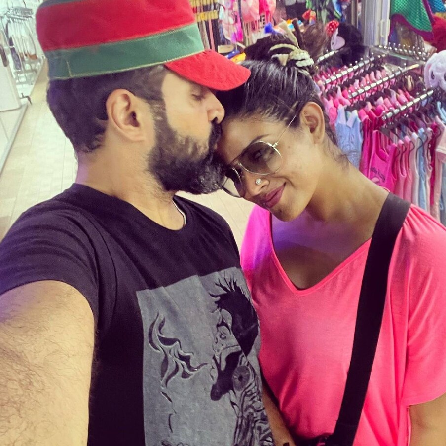  'വിട്ടുപോയ പക്ഷികള്‍, സന്തോഷമുള്ള പക്ഷികള്‍’ എന്ന അടിക്കുറിപ്പോടെയാണ് ഗോപി സുന്ദർ ഈ ചിത്രങ്ങള്‍ പങ്കുവച്ചത്. കഴിഞ്ഞ വര്‍ഷമാണ് തങ്ങള്‍ പ്രണയത്തിലാണെന്ന് അമൃതയും ഗോപി സുന്ദറും വെളിപ്പെടുത്തിയത്. ലോകത്തിലെ ഏറ്റവും നല്ല ഭര്‍ത്താവെന്നായിരുന്നു ഗോപി സുന്ദറിന്റെ ചിത്രം സോഷ്യല്‍ മീഡിയയില്‍ പോസ്റ്റ് ചെയ്തുകൊണ്ട് അമൃത സുരേഷ് ആദ്യമായി കുറിച്ചത്.