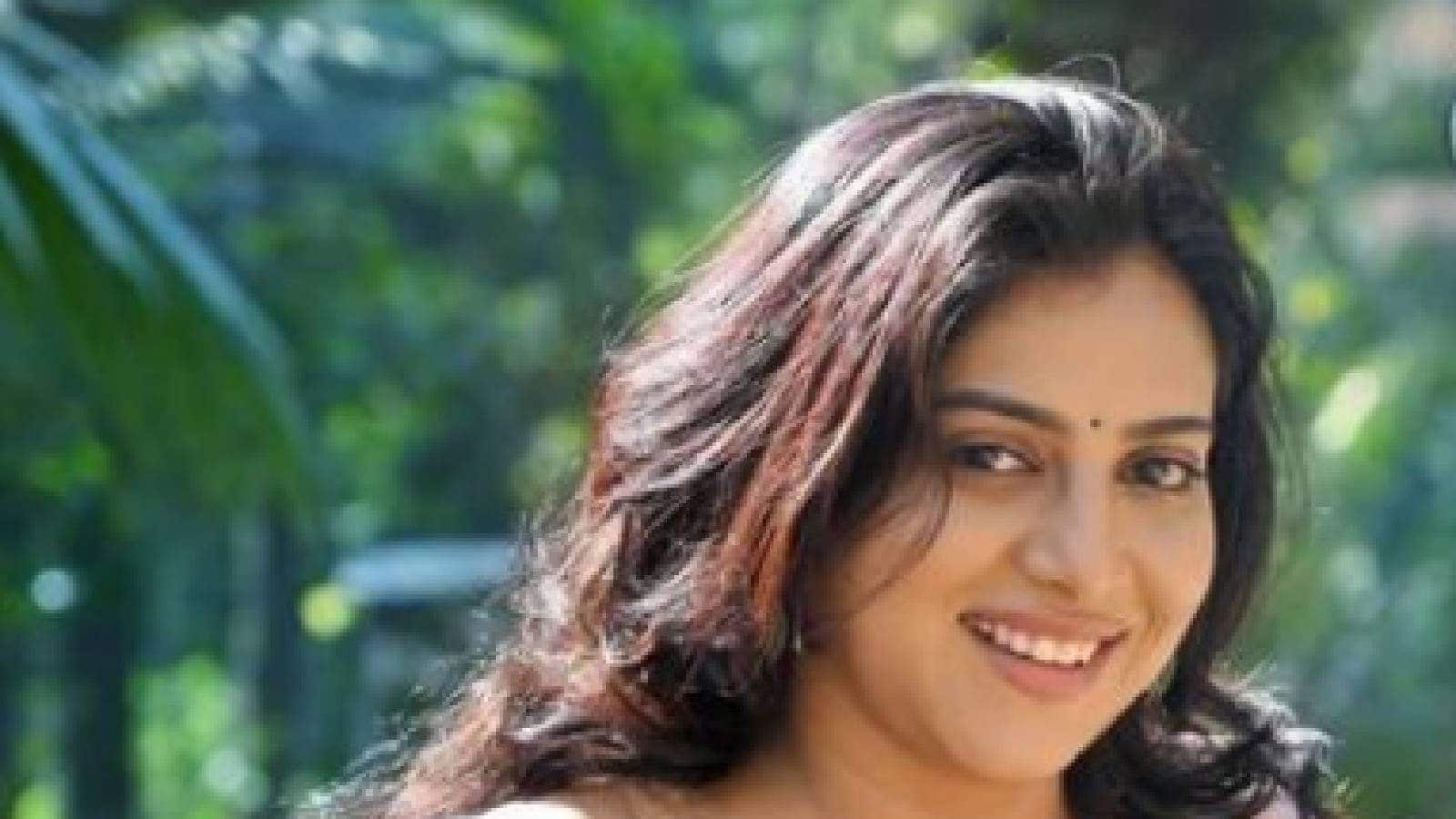 നടി അന്ന രേഷ്മ രാജനെ ടെലികോം കമ്പനിയുടെ ഓഫിസിൽ പൂട്ടിയിട്ടതായി പോലീസി ...
