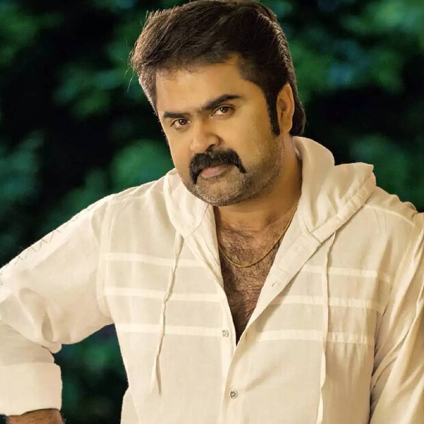  5.8 സെക്കന്റില്‍ 100 കിലോമീറ്റര്‍ വേഗതയാണ് ഇതിന്റെ മറ്റൊരു കരുത്ത്. എക്സ് ഷോറൂം വില 1.22 കോടി രൂപ മുതല്‍ 1.24 കോടി രൂപ വരെയാണ്. X7 എസ്.യു.വിയുടെ എക്‌സ് ഡ്രൈവ് 40ഐ എം സ്‌പോര്‍ട്ടാണത്രേ അനൂപ് മേനോന്റെ പക്കൽ. ഓണ്‍റോഡ് വില 1.57 കോടിയോളമുണ്ട്