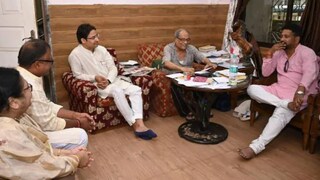 ബിജെപി എംപി രാജു ബിസ്തയും എംഎൽഎ ശങ്കർ ഘോഷും മുതിർന്ന സിപിഎം നേതാവും മുൻ സിലിഗുരി മേയറുമായ അശോക് ഭട്ടാചാര്യയ്‌ക്കൊപ്പം