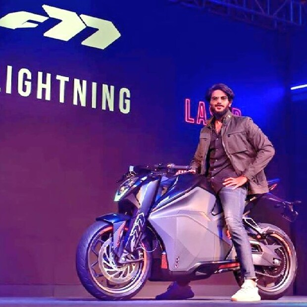  ഡ്രൈവിങ്ങിനോടും വാഹനങ്ങളോടും ദുൽഖറിനും (Dulquer Salmaan) മമ്മൂക്കക്കുമുള്ള പ്രണയത്തെ കുറിച്ച് വ്യക്തമായി അറിയാവുന്നവരാണ് മലയാളികൾ. മോഡേൺ, വിൻ്റേജ് കാറുകൾക്കും സൂപ്പർ ബൈക്കുകൾക്കുമായി ഒരു ഗാരേജ് തന്നെ ഇവർക്ക് സ്വന്തമായിട്ടുണ്ട്. ഇപ്പോഴിതാ ഒരു പടി കൂടെ കടന്ന് ദുൽഖർ ബൈക്ക് നിർമാണ രംഗത്തേക്ക് എത്തിയിരിക്കുകയാണ്