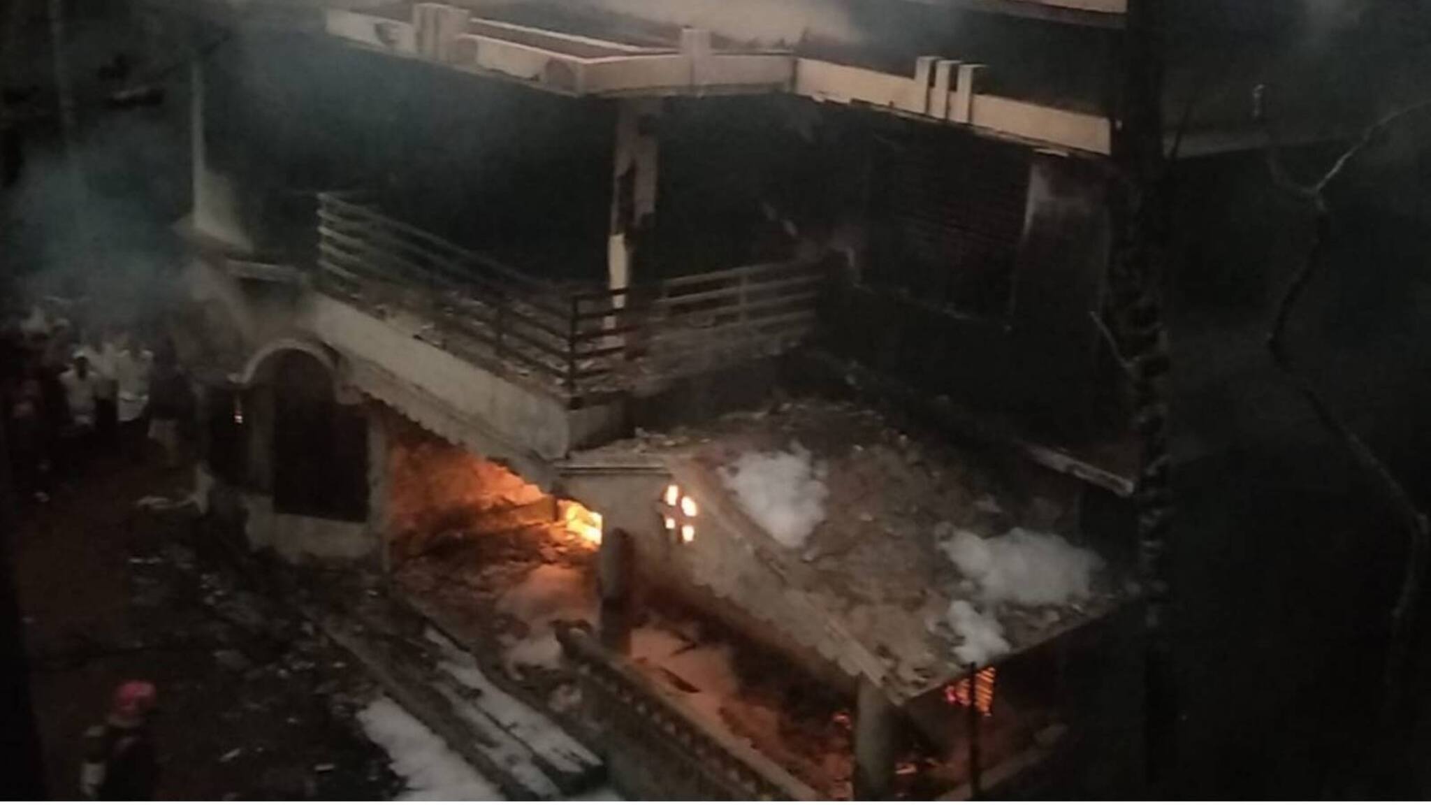 കാസർഗോഡ് മണ്ണെണ്ണ ഗോഡൗണിൽ തീപിടിത്തം; വാഹനങ്ങളിലേക്കും തീപടർന്നു കാസർഗോഡ് മണ്ണെണ്ണ ഗോഡൗണിൽ തീപിടിത്തം; വാഹനങ്ങളിലേക്കും തീപടർന്നു