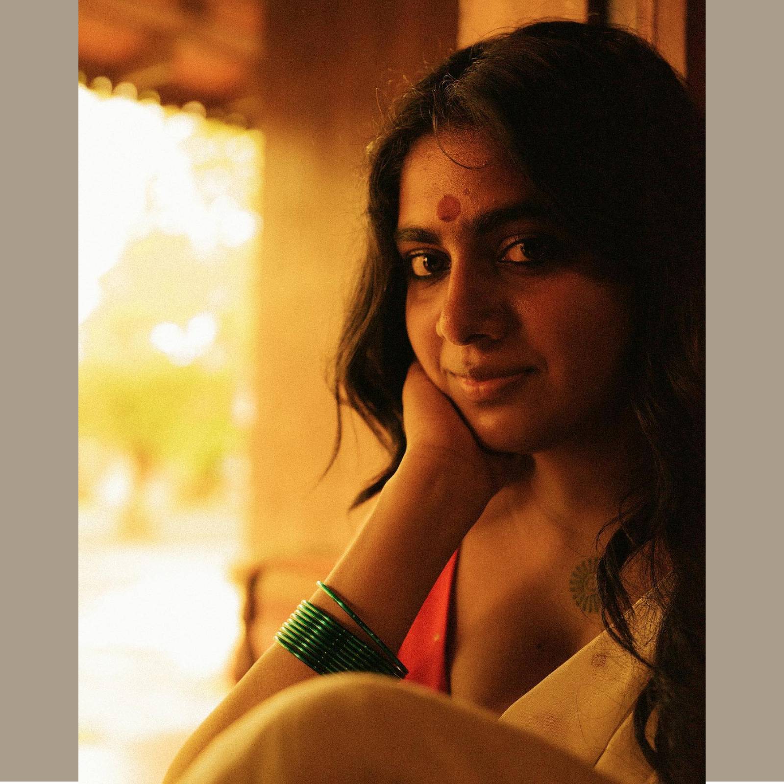  ഇത്തവണ ഒരു ഹിന്ദി ഗാനത്തിനാണ് നിമിഷ ചുവടുവെക്കുന്നത്. നേരത്തെ അനുസിത്താരയ്ക്കൊപ്പം നിമിഷ നൃത്തം ചെയ്യുന്ന റീൽ വൻതോതിൽ വൈറലായിരുന്നു.