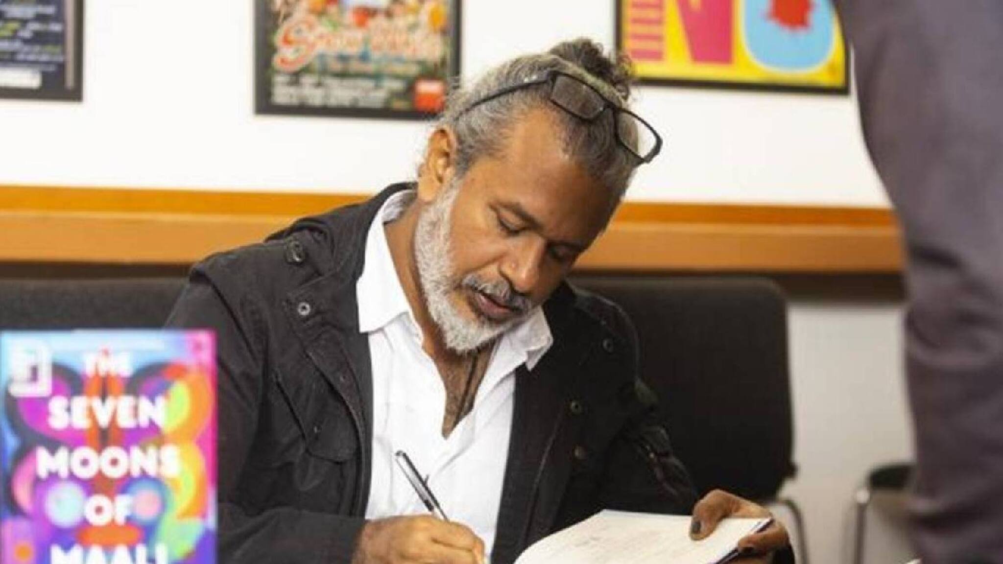 'ശ്രീലങ്കയിൽ ജനിച്ച് ന്യൂസിലൻഡിൽ പഠിച്ച് ലണ്ടൻ, ആംസ്റ്റർഡാം, സിംഗപ്പൂർ ജോലി'; ബുക്കർ നേടിയ ഷെഹാൻ കരണതിലകെ