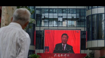 ചൈനയിലെ ഷാങ്ഹായിൽ കമ്മ്യൂണിസ്റ്റ് പാർട്ടി ഓഫ് ചൈനയുടെ 20-ാമത് നാഷണൽ കോൺഗ്രസിന്റെ ഉദ്ഘാടന ചടങ്ങിൽ പങ്കെടുത്ത ചൈനീസ് പ്രസിഡന്റ് ഷി ജിൻപിങ്ങിന്റെ തത്സമയ സംപ്രേക്ഷണം വീക്ഷിക്കുന്ന വ്യക്തി (റോയിട്ടേഴ്സ്) ചൈനയിലെ ഷാങ്ഹായിൽ കമ്മ്യൂണിസ്റ്റ് പാർട്ടി ഓഫ് ചൈനയുടെ 20-ാമത് നാഷണൽ കോൺഗ്രസിന്റെ ഉദ്ഘാടന ചടങ്ങിൽ പങ്കെടുത്ത ചൈനീസ് പ്രസിഡന്റ് ഷി ജിൻപിങ്ങിന്റെ തത്സമയ സംപ്രേക്ഷണം വീക്ഷിക്കുന്ന വ്യക്തി (റോയിട്ടേഴ്സ്)