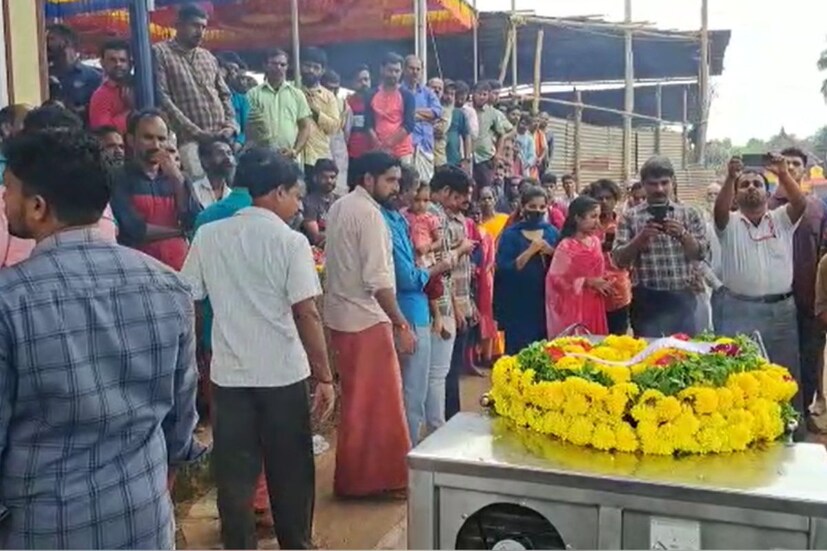  തടാകത്തിന്റെ വടക്ക് ഭാഗത്തായി രണ്ട് ഗുഹകളുണ്ട്. പകല്‍ മുതല ഈ ഗുഹയിലായിരിക്കും. മേൽശാന്തി രാത്രി നടയടച്ചു പോയാൽ ബബിയ ക്ഷേത്രസന്നിധിയിൽ എത്താറുണ്ട്.