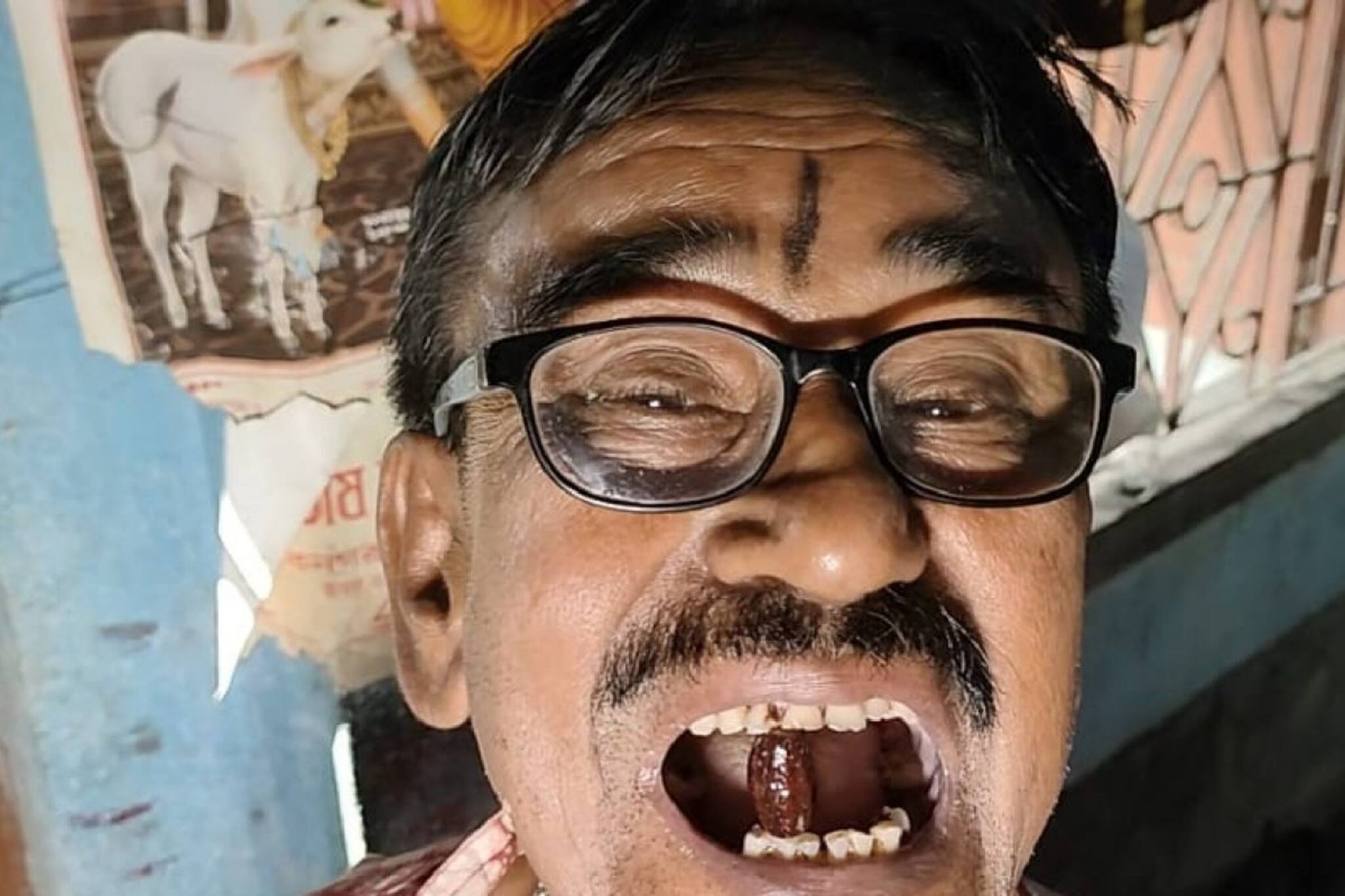 ഇരുപത്തിയാറു വർഷമായി വായിൽ കാരക്ക; സഹോദരിയുടെ ഓർമക്കായി വിചിത്ര ശീലം