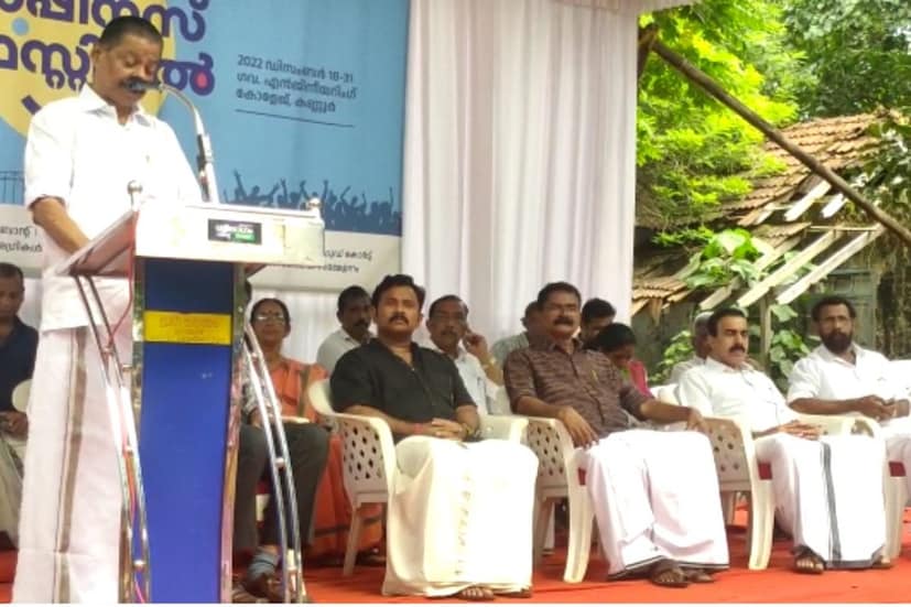  കണ്ണൂർ:  ഡിസംബര്‍ 18 മുതല്‍ 31 വരെ കണ്ണൂര്‍ ഗവ. എഞ്ചിനിയറിംഗ് കോളേജില്‍ നടക്കുന്ന ഹാപ്പിനസ് ഫെസ്റ്റിവലിന്റെ സംഘാടക സമിതി ഓഫീസ് തുറന്നു. ധര്‍മശാല ടൂറിസം ഫെസിലിറ്റേഷന്‍ സെന്ററില്‍ ചലച്ചിത്ര താരം അജു വര്‍ഗീസ് ഉദ്ഘാടനം നിര്‍വ്വഹിച്ചു.  എം വി ഗോവിന്ദന്‍ മാസ്റ്റര്‍  എം എല്‍ എ അധ്യക്ഷത വഹിച്ചു. കലാ, സാംസ്കാരിക, വിനോദ, വിജ്ഞാന വിരുന്നൊരുക്കുന്ന ഹാപ്പിനസ് ഫെസ്റ്റിവൽ ഡിസംബർ 24ന് വെെകിട്ട് ആറിന് മുഖ്യമന്ത്രി പിണറായി വിജയൻ ഉദ്ഘാടനം ചെയ്യും.