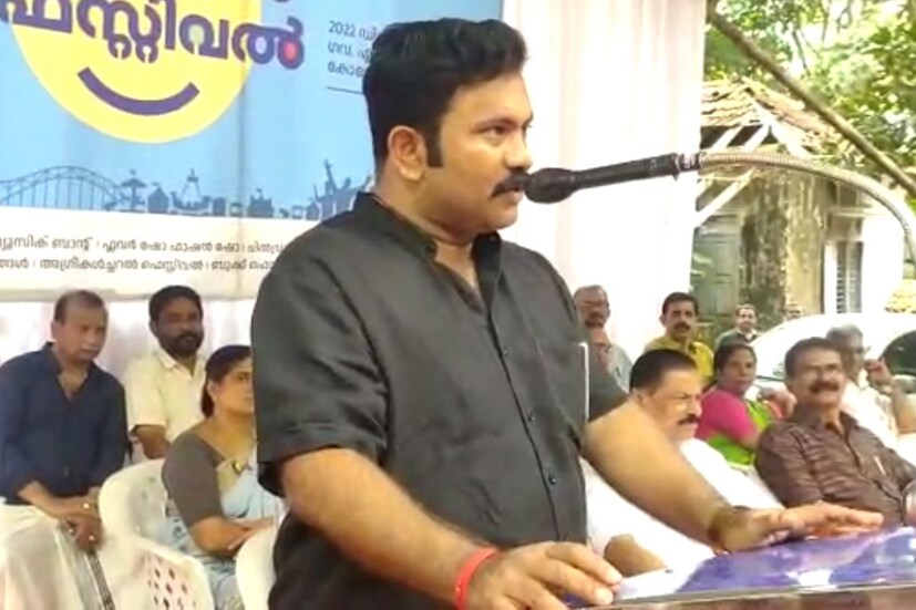  അന്താരാഷ്ട്ര ചലച്ചിത്രമേളയ്ക്ക് ഡിസംബർ 19ന് വെെകിട്ട് തളിപ്പറമ്പ് ക്ലാസിക് തിയേറ്ററിൽ സംവിധായകൻ അടൂർ ഗോപാലകൃഷ്ണൻ തിരിതെളിയിക്കും. ലോകസിനിമയുടെ ചലനങ്ങൾക്കൊപ്പം സഞ്ചരിക്കുന്ന ചലച്ചിത്ര പ്രേമികളുടെ ഇഷ്ട ചിത്രങ്ങളും ക്ലാസിക് ദൃശ്യാനുഭവങ്ങളുമൊരുക്കുന്ന അന്താരാഷ്ട്ര ചലച്ചിത്രമേളയുടെ ഭാഗമായി പ്രശസ്ത ചലച്ചിത്രകാരന്മാരും, അഭിനേതാക്കളും, പിന്നണി പ്രവർത്തകരും അണിനിരക്കുന്ന ഓപ്പൺ ഫോറവും സംഘടിപ്പിക്കും. സാംസ്കാരിക സമ്പന്നതയും അതിനൂതന ഷോപ്പിംഗ് അനുഭവവും സമന്വയിക്കുന്ന അസുലഭ സന്ദർഭമായി ഫെസ്റ്റ് മാറും.