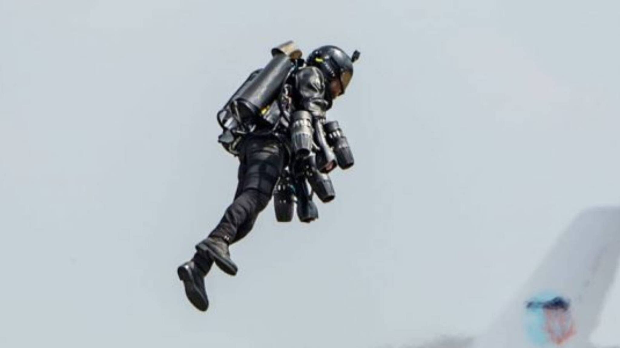 Jet suit | ജെറ്റ് സ്യൂട്ട് ധരിച്ച് അയണ്‍മാനാകണോ? വില 400,000 ഡോളര്‍; പ്രത്യേകതകൾ എന്തൊക്കെ?