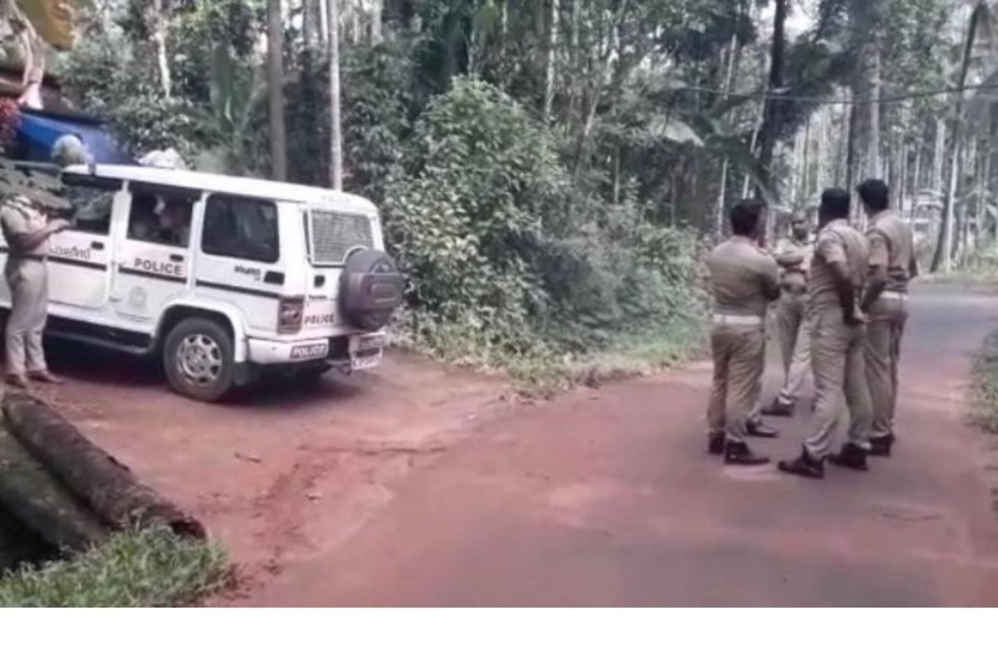 ലൈംഗിക ചൂഷണത്തിന് കേസുള്ള മന്ത്രവാദിയുടെ ആശ്രമത്തിലേക്കെത്തിയ വാഹനങ്ങൾ നാട്ടുകാർ തകർത്തു