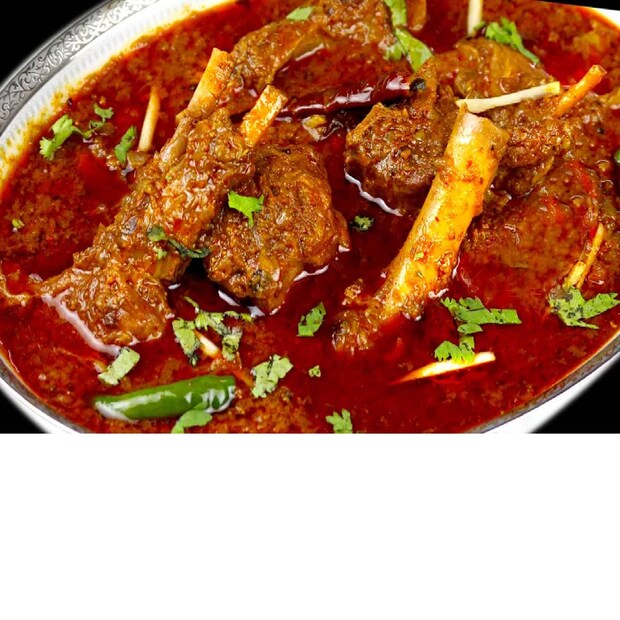  ഇരുവരുടെയും ആദ്യ കൂടിക്കാഴ്ച്ച നടന്നത് ഒരു റിക്ഷയിലാണെന്നാണ് പറയപ്പെടുന്നത്. അപ്പോൾ ആലിയക്ക് റഫീഖിനെ അറിയില്ലായിരുന്നു. ആദ്യ കൂടിക്കാഴ്ചയിൽ തന്നെ ഇരുവരും തമ്മിൽ വഴക്കുണ്ടായി. വഴക്ക് രൂക്ഷമായതോടെ ആലിയ റഫീഖിനെ തല്ലുകയും ചെയ്തു. ഇതിന് ശേഷം റഫീഖ് ആലിയയ്ക്ക് മട്ടൻ കറി ഉണ്ടാക്കി നൽകി. അത് ഇവരുടെ ജീവിതത്തെ മാറ്റിമറിച്ചു.