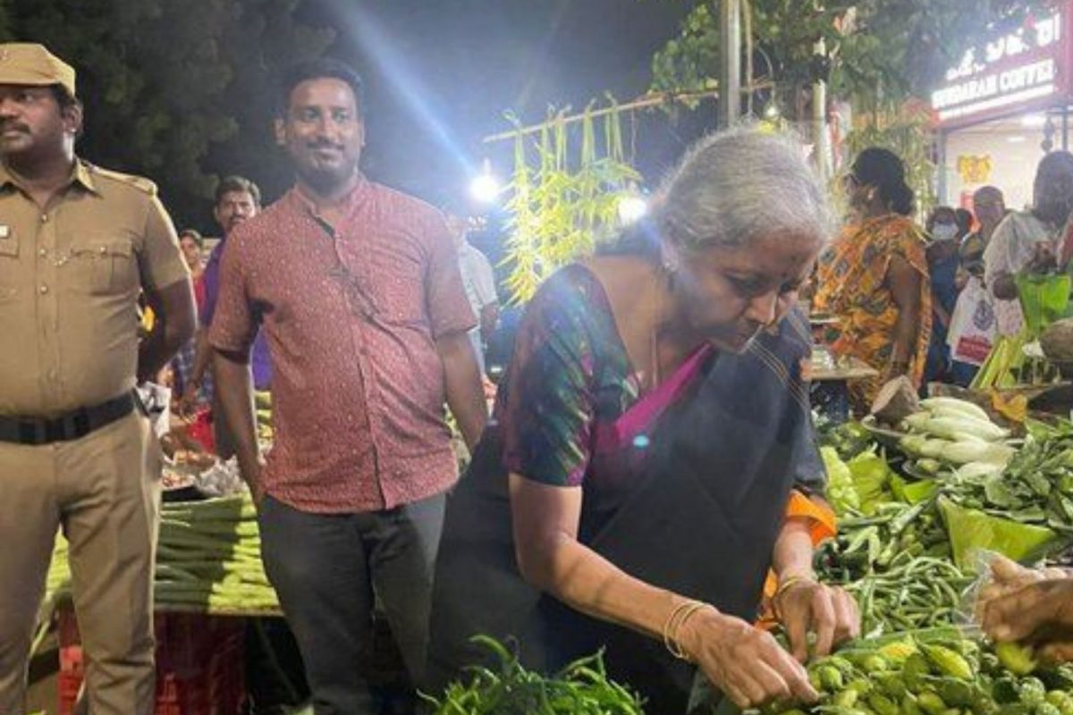 ചെന്നൈ മൈലാപ്പൂർ ചന്തയിൽ പച്ചക്കറി വാങ്ങാൻ കേന്ദ്രധനമന്ത്രി നിർമല സീതാരാമൻ; കാപ്പികുടിക്കാൻ ക്ഷണിച്ച് കച്ചവടക്കാർ