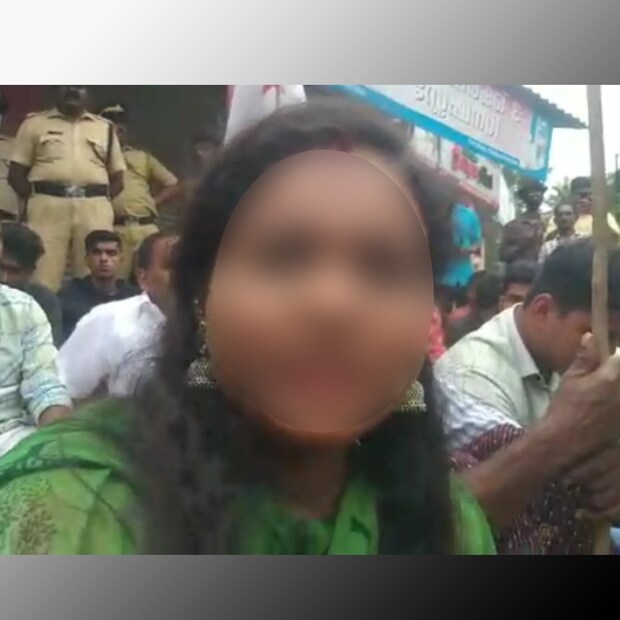  കൊല്ലം: ചടയമംഗലത്ത് ബാധ ഒഴിപ്പിക്കാൻ എന്ന പേരിൽ യുവതിയെ പീഡിപ്പിച്ചെന്ന് പരാതി. ചടയമംഗലം സ്വദേശിയായ അബ്ദുൾ ജബ്ബാർ ആണ് ദുർമന്ത്രവാദത്തിന്റെ പേരിൽ യുവതിയെ നഗ്ന പൂജയ്ക്ക് ഇരയാക്കാൻ ശ്രമിച്ചതെന്നാണ് ആരോപണം. യുവതിയുടെ പരാതിയിൽ ഭർത്താവിന്‍റെ മാതാവ് ലൈഷയെ പൊലീസ് കസ്റ്റഡിയിലെടുത്തിട്ടുണ്ട്.