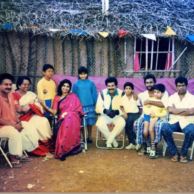  ലീഡറുടെ കയ്യിൽ മറ്റൊരു പൂവുകൂടി ഇരിക്കുന്നതും കാണാം. പിൽക്കാലത്ത് മലയാള സിനിമയിലെ അറിയപ്പെടുന്ന നടനും സംവിധായകനുമായി മാറാൻ ഈ കുട്ടിക്ക് സാധിച്ചു. ഇന്ന് പേര് പറഞ്ഞാൽ എങ്ങും അറിയപ്പെടുന്ന ആളായി അദ്ദേഹം മാറിക്കഴിഞ്ഞു. ഈ ചിത്രത്തിലും ആളെ കാണാം (തുടർന്ന് വായിക്കുക)