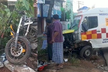 ഡ്രൈവർ ഉറങ്ങി; ആംബുലന്സ് ഓടിച്ചത് നഴ്സ്; ബൈക്കിന് സമീപം നിന്ന യുവാവിന് ദാരുണാന്ത്യം ഡ്രൈവർ ഉറങ്ങി; ആംബുലന്സ് ഓടിച്ചത് നഴ്സ്; ബൈക്കിന് സമീപം നിന്ന യുവാവിന് ദാരുണാന്ത്യം