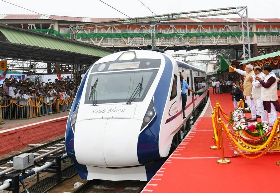  ദക്ഷിണേന്ത്യയിലെ ആദ്യത്തെ വന്ദേഭാരത് ട്രെയിന്‍ സര്‍വീസിനാണ് പ്രധാനമന്ത്രി നരേന്ദ്രമോദി ഇന്നലെ തുടക്കമിട്ടത്. യാത്രാസമയം കുറയ്ക്കുന്നതിനൊപ്പം സംസ്ഥാനത്തെ വിനോദസഞ്ചാര മേഖലയ്ക്കും ഗുണകരമാകും. ചെന്നൈയില്‍നിന്ന് ബെംഗളൂരു വഴി മൈസൂരുവിലേക്കാണ് വന്ദേഭാരത് എക്‌സ്പ്രസ് സര്‍വീസ് നടത്തുക. ചെന്നൈയില്‍നിന്ന് ബെംഗളൂരുവിലേക്ക് നാലര മണിക്കൂര്‍ കൊണ്ടും ബെംഗളൂരുവില്‍നിന്ന് മൈസൂരുവിലേക്ക് രണ്ടു മണിക്കൂര്‍ കൊണ്ടും എത്താനാകും.