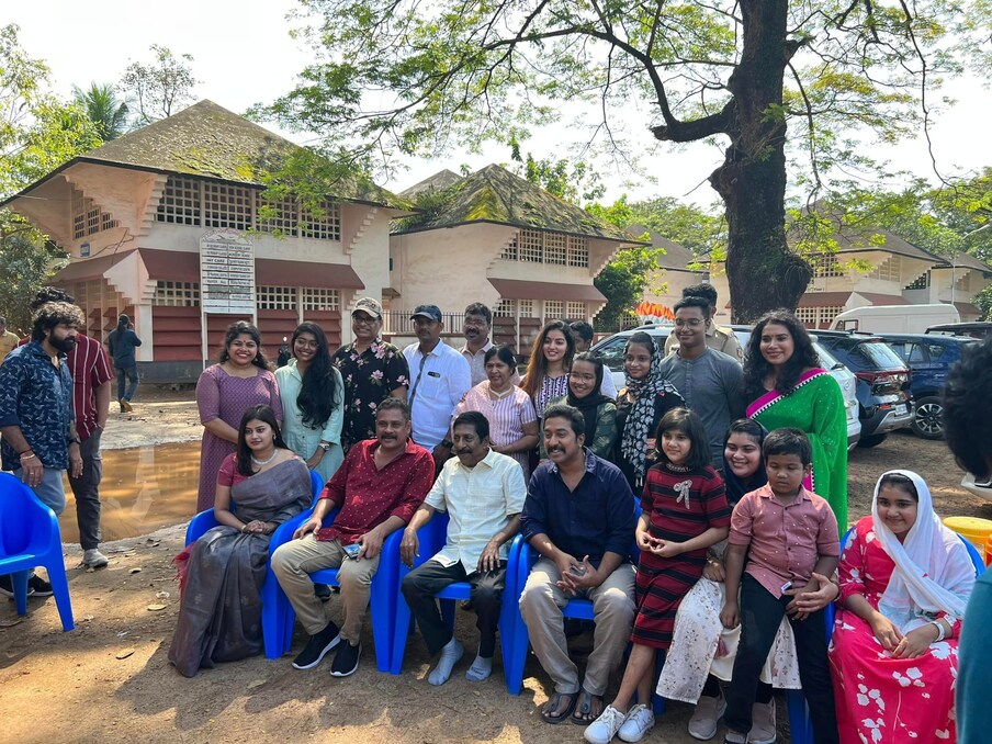 സുധീര് കരമന, ശ്രീകാന്ത് മുരളി, ജോജി ജോണ്, അശ്വത് ലാല്, മാളവികാ മേനോന്, ഗൗരി നന്ദ, ശ്രുതി ജയന്, അസീസ് നെടുമങ്ങാട്, അഞ്ജലി സത്യനാഥ്, അന്സിബാ ഹസ്സന്, ബാലാജി ശര്മ്മ, കൃഷ്ണന് ബാലകൃഷ്ണന്, നന്ദന് ഉണ്ണി തുടങ്ങിയ പ്രമുഖരും അഭിനയിക്കുന്നു.വര്ണ്ണചിത്രയുടെ ബാനറില് മഹാസുബൈറാണ് ചിത്രം നിര്മ്മിക്കുന്നത്. സുധീര് കരമന, ശ്രീകാന്ത് മുരളി, ജോജി ജോണ്, അശ്വത് ലാല്, മാളവികാ മേനോന്, ഗൗരി നന്ദ, ശ്രുതി ജയന്, അസീസ് നെടുമങ്ങാട്, അഞ്ജലി സത്യനാഥ്, അന്സിബാ ഹസ്സന്, ബാലാജി ശര്മ്മ, കൃഷ്ണന് ബാലകൃഷ്ണന്, നന്ദന് ഉണ്ണി തുടങ്ങിയ പ്രമുഖരും അഭിനയിക്കുന്നു.വര്ണ്ണചിത്രയുടെ ബാനറില് മഹാസുബൈറാണ് ചിത്രം നിര്മ്മിക്കുന്നത്.