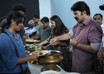 'കാതലില്‍ എന്‍റെ ഭാഗങ്ങള്‍ പൂര്‍ത്തിയായി'; സെറ്റില്‍ ഭക്ഷണം വിളമ്പി മമ്മൂട്ടി, കൂട്ടിന് ജ്യോതികയും