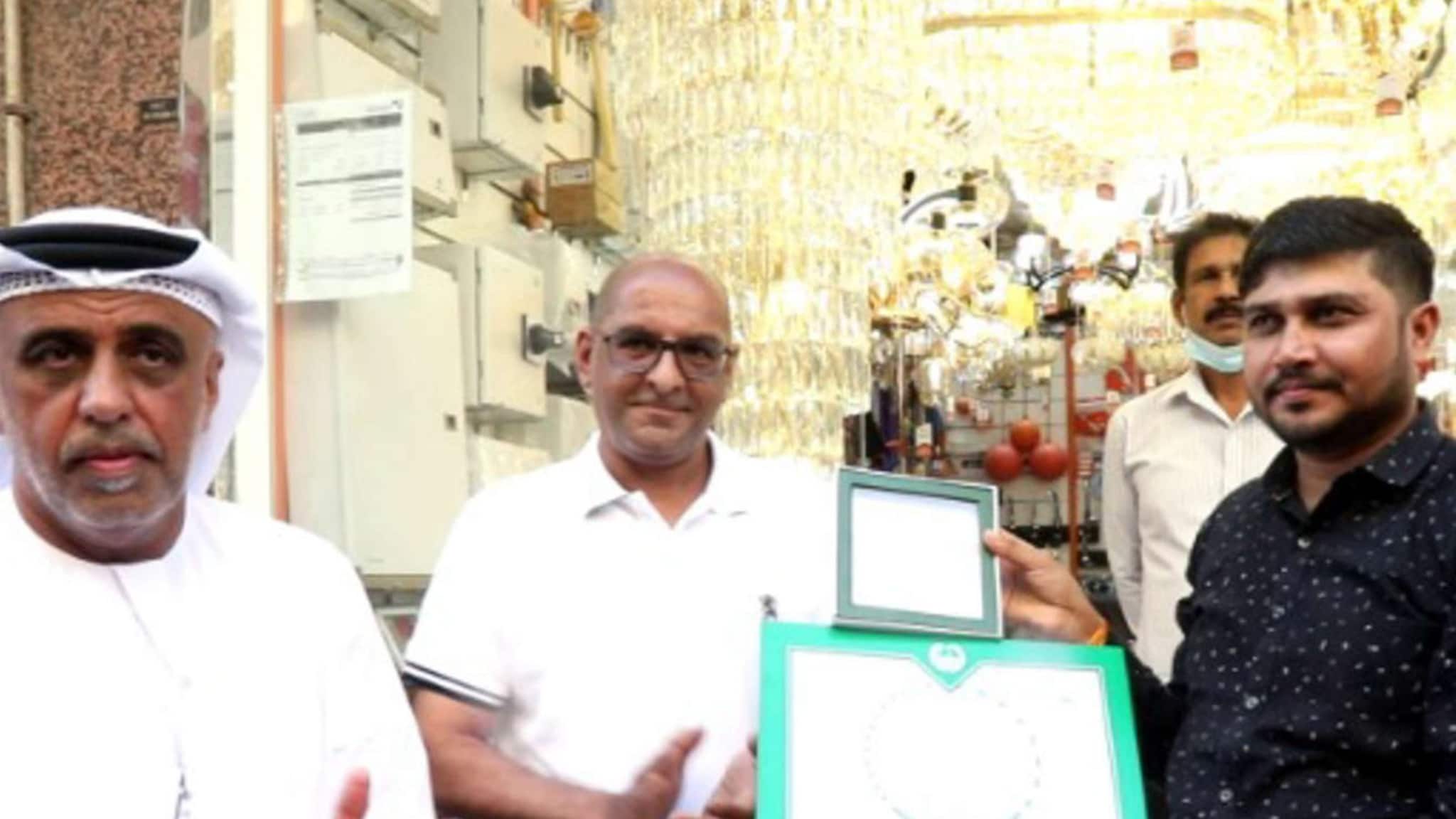 ആറ് കോടി രൂപ മോഷ്ടിച്ചയാളെ പിടികൂടി; പ്രവാസി യുവാവിനെ ആദരിച്ച് ദുബായ് പൊലീസ്