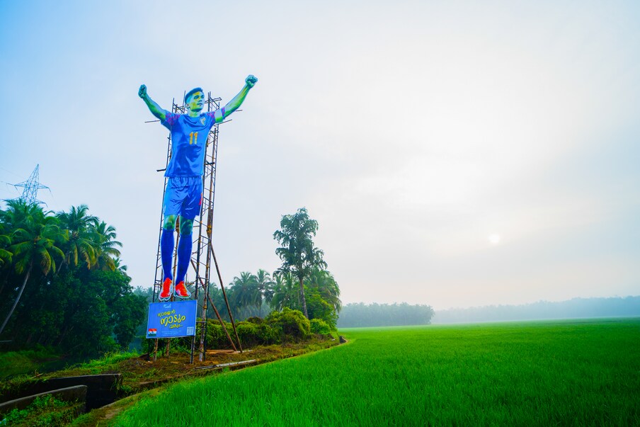  എല്ലാവരും വിദേശ താരങ്ങളുടെ കട്ടൗട്ടുകള്‍ സ്ഥാപിക്കുമ്പോള്‍ ഇന്ത്യന്‍ ഫുട്ബോള്‍ നായകന്‍ സുനില്‍ ഛേത്രിയുടെ കൂറ്റന്‍ കട്ടൗട്ട് സ്ഥാപിച്ച് ശ്രദ്ധനേടുകയാണ് തൃശൂര്‍ പാത്രമംഗലത്തെ ആരാധകര്‍.