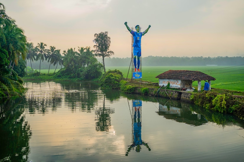  ലോക ഫുട്‍ബോളിൽ മെസ്സിയ്ക്കും, ക്രിസ്‌റ്റ്യാനോയ്ക്കും ഒപ്പം ഏറ്റവും കൂടുതൽ ഗോൾ നേടിയവരുടെ പട്ടികയിൽ മൂന്നാമതുള്ള താരമാണ് ഇന്ത്യന്‍ നായകന്‍ സുനിൽ ഛേത്രി. അതിനാൽ തന്നെ താരത്തിന് നൽകുന്ന ഒരു ആദരം കൂടിയായാണ് ഈ ചെറുപ്പക്കാർ ഇതിനെ കാണുന്നത്.