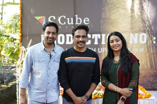 നവ്യ നായർ ജാനകിയായി വരുമ്പോൾ ഉണ്ണിയെ അവതരിപ്പിക്കുന്നത് സൈജു കുറുപ്പാണ്
