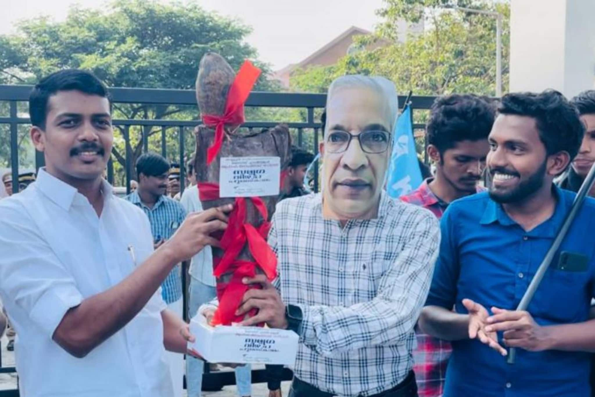 കണ്ണൂർ വിസി ഗോപിനാഥ് രവീന്ദ്രന് കെ.എസ്.യുവിന്റെ 'സമഗ്ര വീഴ്ച്ചാ പുരസ്കാരം'; മന്ത്രിക്ക് പകരം ഉദ്ഘാടനവും നിർവഹിച്ചു