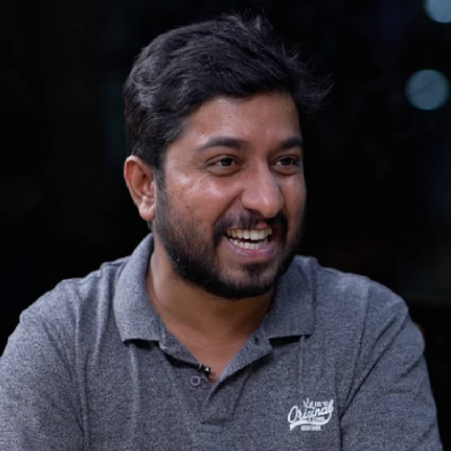  വിനീത് ആകട്ടെ തന്റെ ഏറ്റവും പുതിയ സിനിമയായ 'മുകുന്ദൻ ഉണ്ണി അസ്സോസിയേറ്റ്സിന്റെ' തിരക്കിലുമാണ്. ചിത്രം നവംബർ 11ന് റിലീസാകാൻ കാത്തിരിക്കുന്ന വേളയിൽ പ്രൊമോഷൻ അഭിമുഖങ്ങളിൽ വിനീത് സജീവമാണ്. അത്തരമൊരു അഭിമുഖത്തിൽ താൻ ഭരതനാട്യം പഠിക്കാനുണ്ടായ സാഹചര്യത്തെക്കുറിച്ച് വിനീത് വാചാലനായി (തുടർന്ന് വായിക്കുക)