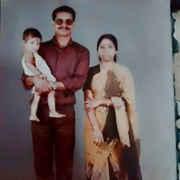  കുഞ്ഞുനാളിൽ അഭയ അച്ഛനും അമ്മയ്ക്കുമൊപ്പം