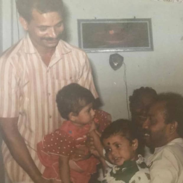  ആ കുഞ്ഞിന്റെ ഒന്നാം പിറന്നാളിന് പകർത്തിയ ചിത്രമാണിത്. മുഖം കണ്ടിട്ട് മനസിലാക്കാൻ സാധിക്കുന്നുവോ?? കുട്ടി നൽകിയ ക്യാപ്‌ഷൻ കൂടി വായിക്കാം: 'മടിയിലിരുത്തിയാത്തതുകൊണ്ടാണോ ചേർത്തു നിർത്തിയത് കൊണ്ടാണോ എന്നറിയില്ല അനുഗ്രഹിച്ചിട്ടുണ്ട് !!! എവ്‌ടെ നിന്നോ ഒരു കാറ്റടിച്ചിട്ടുണ്ട്... (തുടർന്ന് വായിക്കുക)