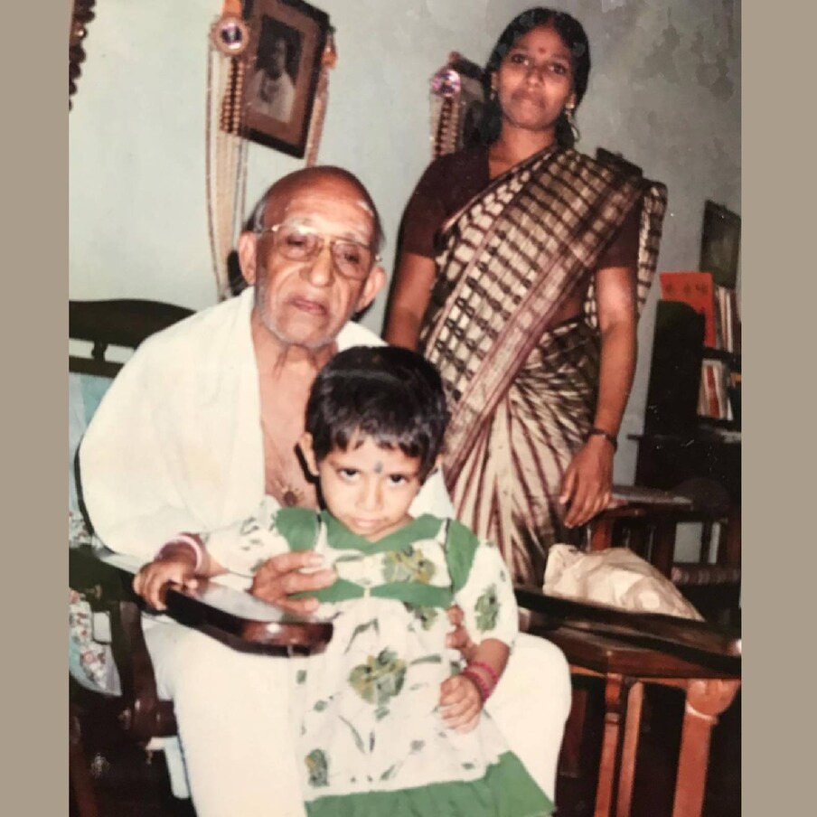  സംഗീത കുലപതി ശെമ്മാങ്കുടി ശ്രീനിവാസ അയ്യർക്കൊപ്പം അഭയ ഹിരണ്മയിയും അമ്മയും