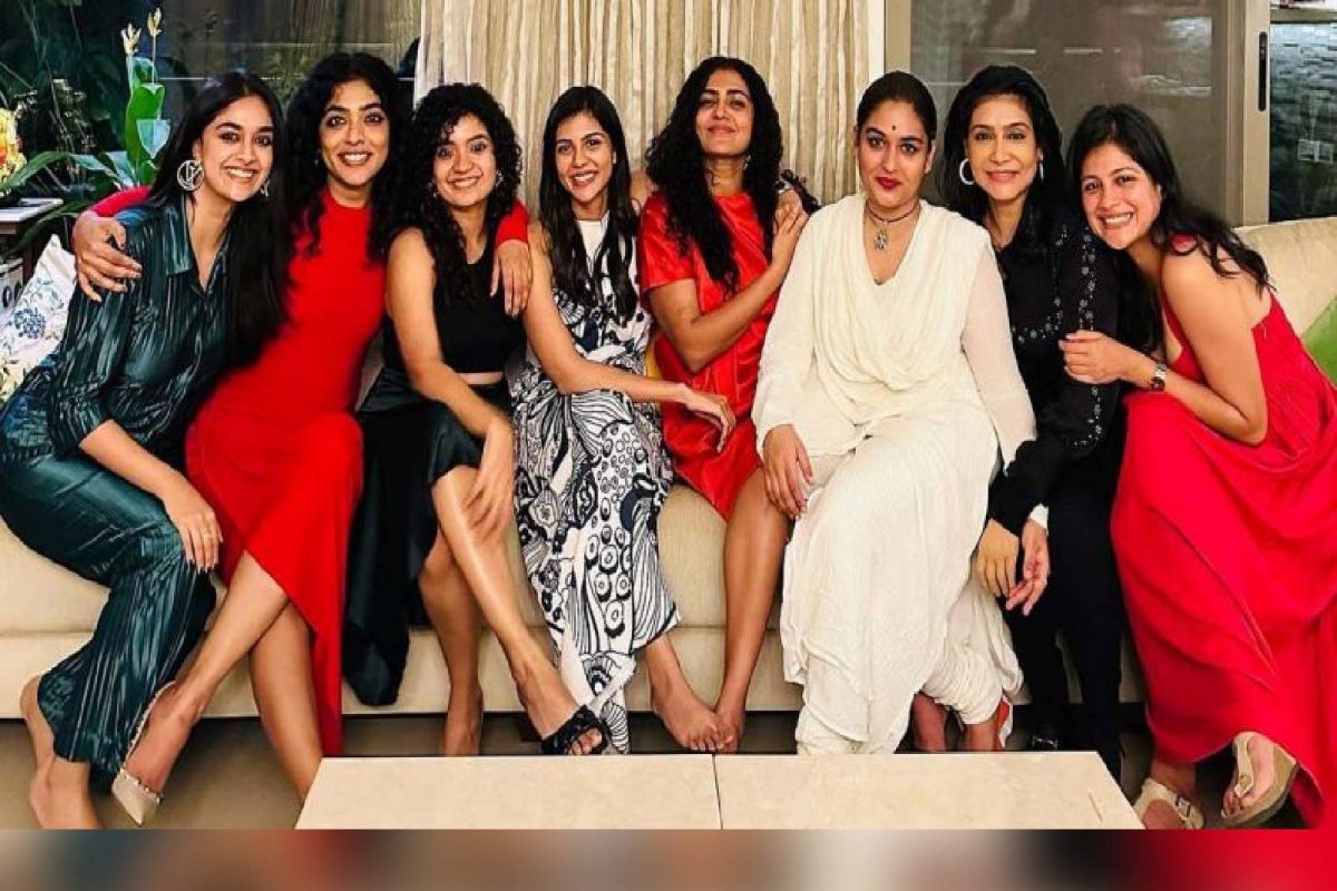 'എന്താണ് ലിസി നായികമാര്‍ക്ക് പാര്‍ട്ടികൊടുത്തെന്ന് കേട്ടു' ; ചിത്രങ്ങള്‍ പങ്കുവെച്ച് താരങ്ങള്‍