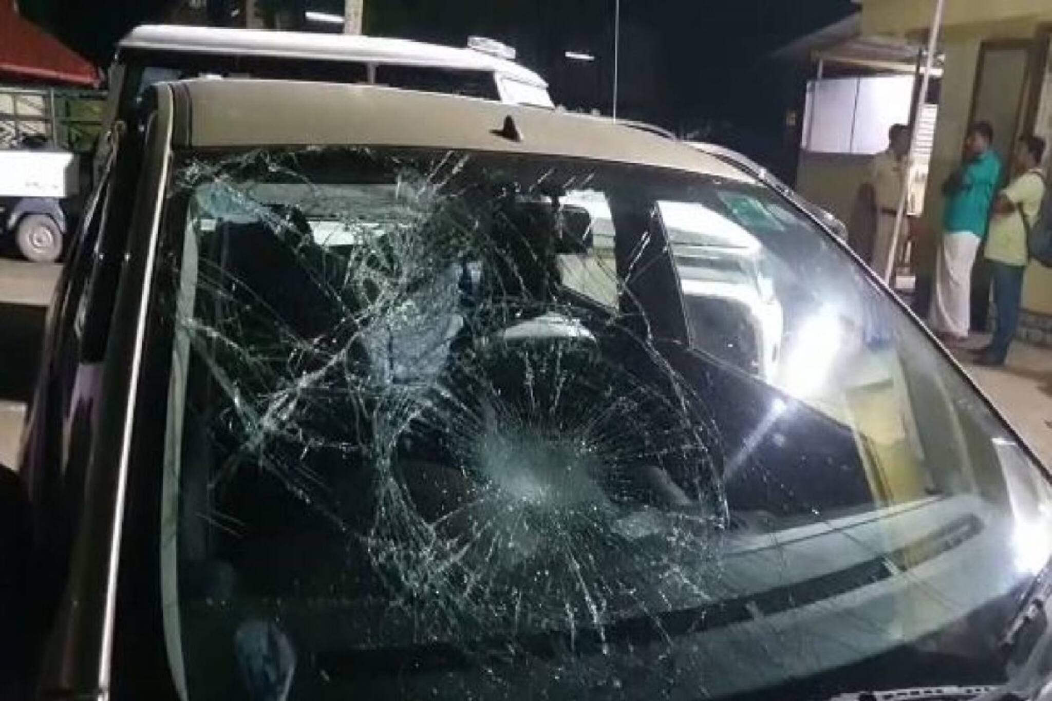 തിരുവനന്തപുരം ബാലരാമപുരത്ത് കുടുംബം സഞ്ചരിച്ച കാറിന് നേരെ ആക്രമണം
