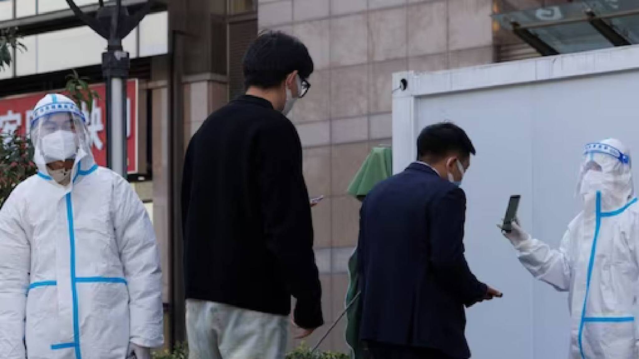 ചൈനയിൽ കോവിഡ് വ്യാപനം; രോഗികളെ പരിചരിച്ച് തളർന്ന ഡോക്ടര്‍ കുഴഞ്ഞു വീണു; വീഡിയോ വൈറൽ