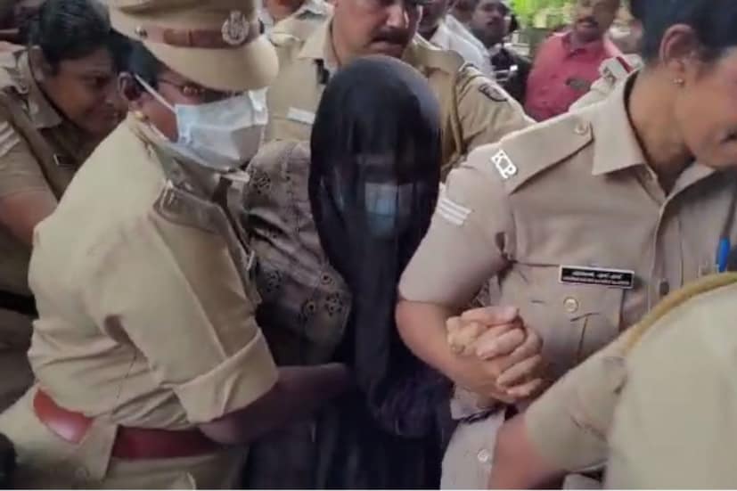  ഗ്രീഷ്മയുടെ മാതാപിതാക്കൾക്ക് ഒറ്റ മകളേ ഉള്ളൂ എന്നത് കണക്കിലെടുക്കണമെന്നും ഗ്രീഷ്മയുടെ അഭിഭാഷകൻ വാദിച്ചു. അട്ടകുളങ്ങര വനിതാ ജയിലിൽ നിന്നാണ് ഗ്രീഷ്മയെ കോടതിയിലെത്തിച്ചത്. ആത്മഹത്യാ ശ്രമത്തെ തുടർന്ന് ആശുപത്രിയിലായിരുന്ന ഗ്രീഷ്മയെ ഇന്നലെയാണ് ജയിലേക്ക് മാറ്റിയത്.