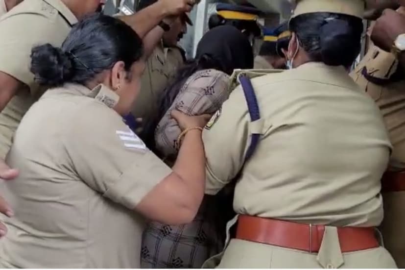  ഗൂഢാലോചന ഉണ്ടായിട്ടില്ല. ഇല്ലാത്ത തെളിവുകൾ സൃഷ്ടിക്കാനാണ് ശ്രമം. മുറിക്കുള്ളിൽ എന്താണ് സംഭവിച്ചത് എന്ന് ആർക്കുമറിയില്ല. വിഷം കൊണ്ടുവന്നത് ഷാരോൺ ആയിക്കൂടെ എന്നും പ്രതിഭാഗം ചോദിച്ചു.