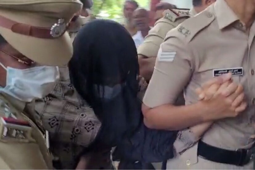  മറ്റ് പ്രതികളെ 5 ദിവസത്തേക്കല്ലേ കസ്റ്റഡിയിൽ ആവശ്യപ്പെട്ടത് എന്ന് കോടതിയും ചോദിച്ചു. ഗ്രീഷ്മയാണ് മുഖ്യപ്രതി എന്നായിരുന്നു പ്രോസിക്യൂഷന്റെ വാദം. ഷാരോണും ഗ്രീഷ്മയും തമിഴ്നാട്ടിൽ പലയിടത്തും പോയിട്ടുണ്ടെന്നും അവിടെ കൊണ്ടുപോയി തെളിവെടുക്കാൻ 7 ദിവസം വേണമെന്നുമുള്ള ആവശ്യം കോടതി അംഗീകരിക്കുകയായിരുന്നു.