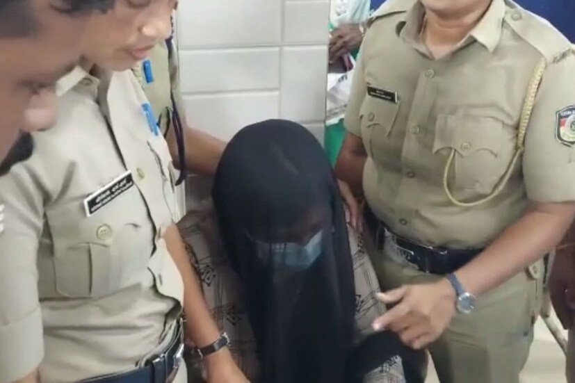  തിരുവനന്തപുരം: പാറശ്ശാല ഷാരോൺ കൊലക്കേസിൽ ഗ്രീഷ്മയെ ഏഴുദിവസത്തെ പൊലീസ് കസ്റ്റഡിയിൽ വിട്ടു. ഇരു വിഭാഗങ്ങളും നടത്തിയ രൂക്ഷമായ വാദപ്രതിവാദങ്ങൾക്കൊടുവിലാണ് ഗ്രീഷ്മയെ 7 ദിവസത്തെ കസ്റ്റഡിയിൽ വിട്ടത്. 7 ദിവസം കസ്റ്റഡിയിൽ വേണമെന്ന ആവശ്യം പ്രോസിക്യൂഷൻ ഉന്നയിച്ചപ്പോൾ പ്രതിഭാഗം ശക്തമായി എതിർത്തു.