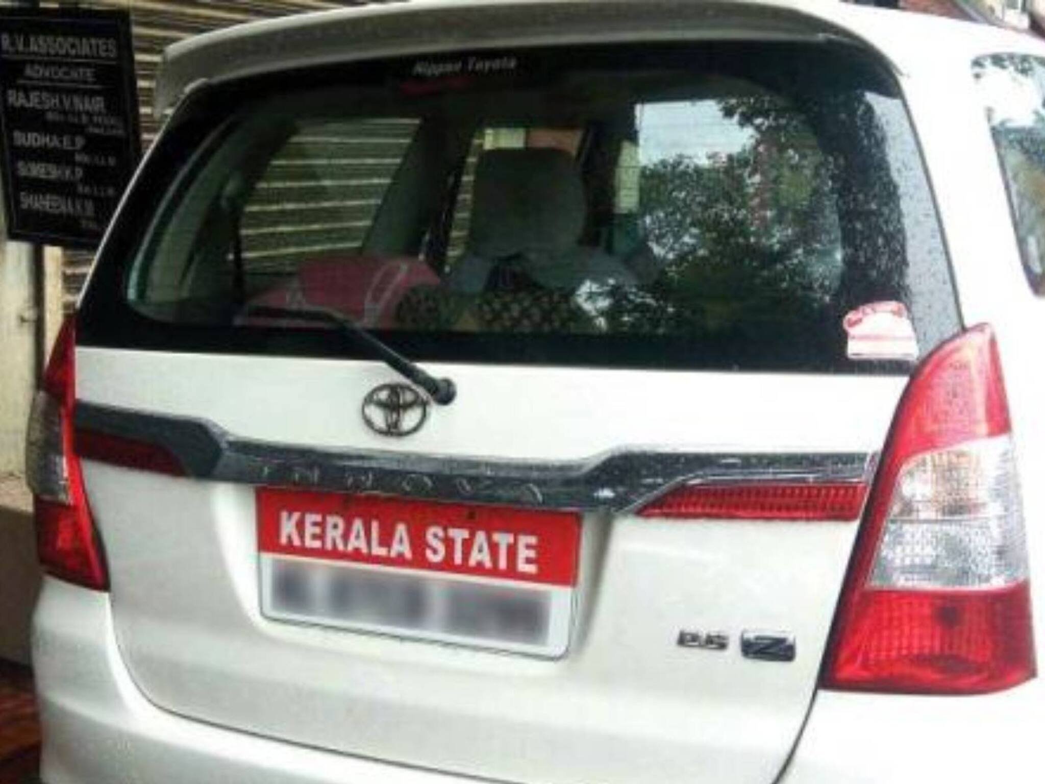 വാഹനപരിശോധനയിൽ നിന്നു രക്ഷപെടാൻ 'കേരള സ്റ്റേറ്റ് 12' നമ്പർ പ്ലേറ്റ്; പ്രതിയെക്കുറിച്ച് അന്വേഷണം ശക്തമാക്കി
