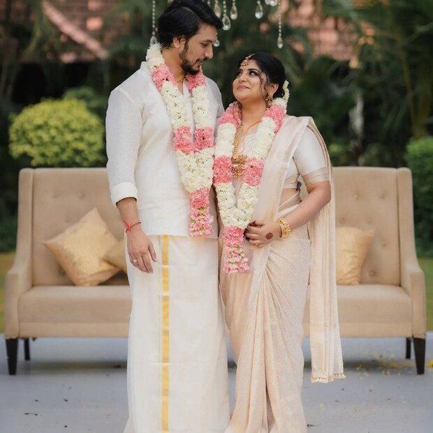  വിവാഹ ചിത്രങ്ങൾ ഇരു താരങ്ങളും സോഷ്യൽമീഡിയയിൽ പങ്കുവെച്ചിരുന്നു. കേരള മോഡലിൽ സാരിയണിഞ്ഞ് അതിസുന്ദരിയായിരുന്നു വിവാഹ വേഷത്തിൽ മഞ്ജിമ.