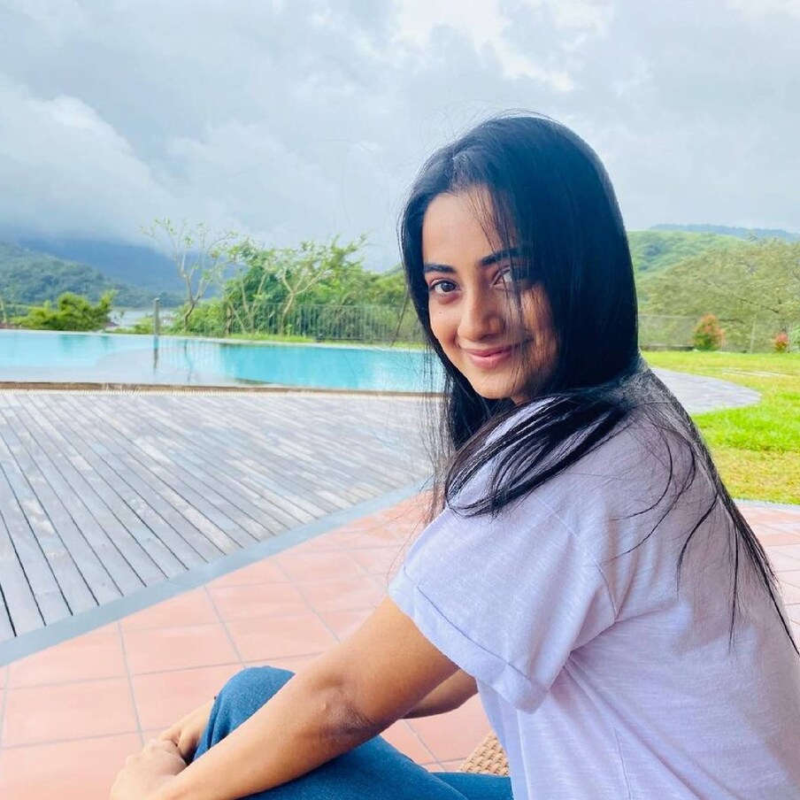  നമിത പ്രമോദിന്റേയും അനുജത്തി അഖിതയുടെയും അച്ഛൻ അവരുടെ കുട്ടിക്കാലത്തു ഖത്തറിൽ ജോലിയെടുത്തിരുന്നു. വാട്സാപ്പ്, സ്മാർട്ട് ഫോൺ യുഗം ആരംഭിച്ചിട്ടില്ലത്തതിനാൽ, അവരുടെ അമ്മ പേജുകളുള്ള കത്തിൽ വിശേഷം പങ്കിടുമായിരുന്നു. ഇന്ന് അച്ഛന്റെയും അമ്മയുടെയും 27-ാം വിവാഹവാര്ഷികത്തിലാണ് നമിത ആ ഓർമ ഇൻസ്റ്റഗ്രാം, ഫേസ്ബുക്ക് പേജുകളിൽ പോസ്റ്റ് ചെയ്തത്