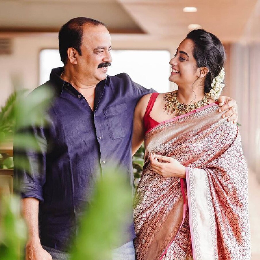  'മാതാപിതാക്കൾ നടത്തിയ അപാരമായ പരിശ്രമമാണ് ഇന്നത്തെ നിലയിൽ ഞങ്ങളെ എത്തിച്ചത്. ജീവിതത്തിന്റെ എല്ലാ ഘട്ടത്തിലും ഞാനും പാറുവും നിങ്ങൾക്കരികിലുണ്ടാകും എന്ന് ഞങ്ങൾ വാഗ്ദാനം ചെയ്യുന്നു', നമിത പോസ്റ്റ് അവസാനിപ്പിച്ചതിങ്ങനെ