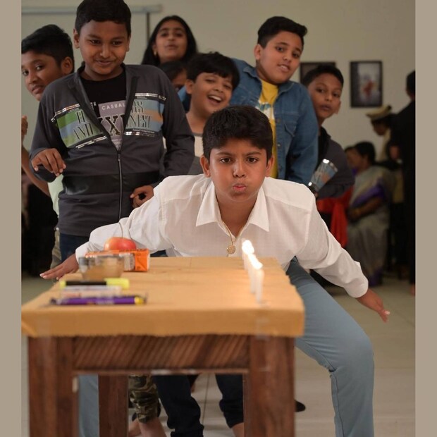  പിറന്നാളിന് രസകരമായ പരിപാടികൾ ഒരുക്കിയ വേളയിൽ തനിക്കും നാത്തൂനും കെട്ടിയ എട്ടിന്റെ പണിയെക്കുറിച്ചാണ് നവ്യയുടെ ഏറ്റവും പുതിയ പോസ്റ്റ്. കുട്ടിയുടെ ജന്മദിനത്തിന് തങ്ങളുടെ മനസ്സിന്റെ ഉള്ളിലെ കുട്ടികളെ പുറത്തെടുത്ത രണ്ടുപേർക്കും നിനച്ചിരിക്കാത്ത ചില കാര്യങ്ങൾ സംഭവിച്ചതാണ് പോസ്റ്റിലെ ഉള്ളടക്കം (തുടർന്ന് വായിക്കുക)