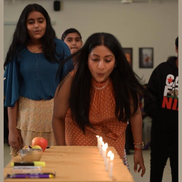  മുകളിൽ കണ്ട ചിത്രത്തിലും ഈ ചിത്രത്തിലും നോക്കിയാൽ ഒരു കാര്യം വ്യക്തം. നിരയായി വച്ചിട്ടുള്ള മെഴുകുതിരികൾ ഊതിക്കെടുത്തുന്ന ഒരു ചലഞ്ചാണ് രണ്ടുപേരും ചേർന്ന് ചെയ്തിട്ടുണ്ടാവുക. ഇനിയാണ് രസം. ഓരോ മെഴുകുതിരിക്കും മുന്നിൽ മിഠായിയും ആപ്പിളും ഉൾപ്പെടെ ചില കുഞ്ഞി സമ്മാനങ്ങളുണ്ട്